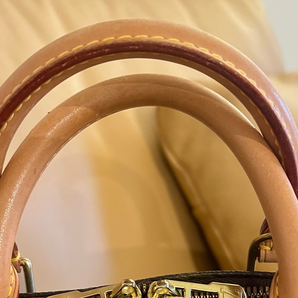 Louis Vuitton Alma PM Monogram Handbag. - Picture 2 of 15